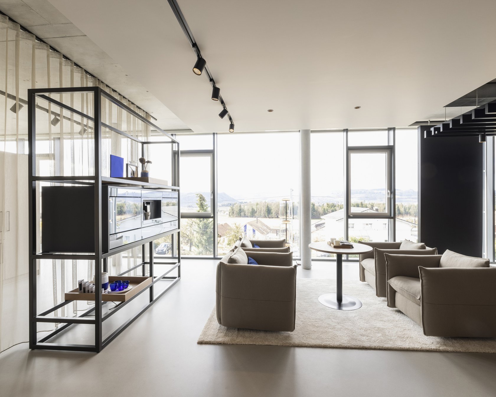 Salon moderne avec un mobilier minimaliste et de grandes fenêtres
